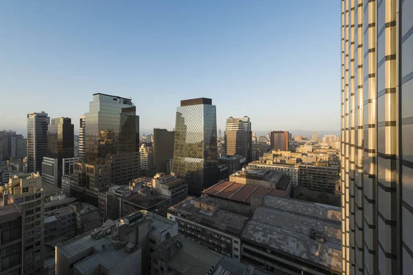 Vista aérea da Cidade Central de Santiago ao amanhecer, do telhado do apartamento na Calle Huerfanos, Santiago, Chile — Fotografia de Stock