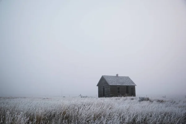 Issız bir yerde terk edilmiş bir ev. — Stok fotoğraf