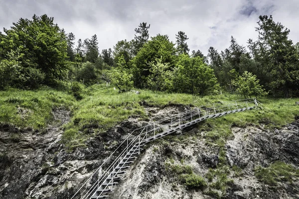 Vista de ángulo bajo de la escalera en la ladera rocosa empinada — Foto de Stock