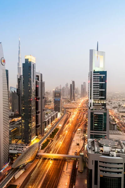 Sheikh Zayed Road al atardecer, Dubai, Emiratos Árabes Unidos — Foto de Stock