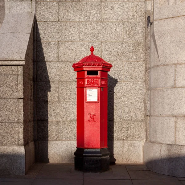 Röd brevlåda, London, Storbritannien Stockfoto