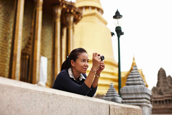 Жінка Фотографує Прикрашеному Храмі — стокове фото