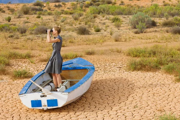 Affärskvinna Båt Tittar Igenom Kikare Desert — Stockfoto