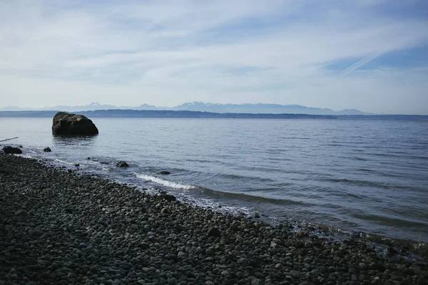 View of Puget Sound from pebble beach, Seattle, Washington State, USA — Stock Photo, Image