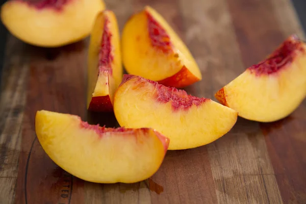 Peach Slices Cutting Board — Stock Photo, Image