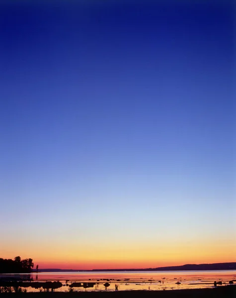 Sjön Vid Solnedgången Och Blå Himmel — Stockfoto