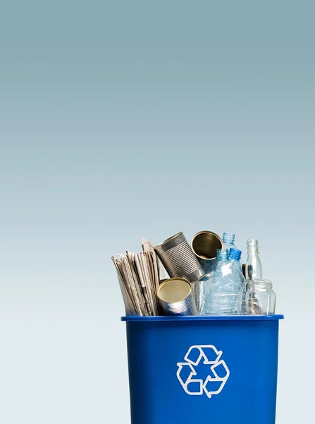 Basura en una papelera de reciclaje —  Fotos de Stock