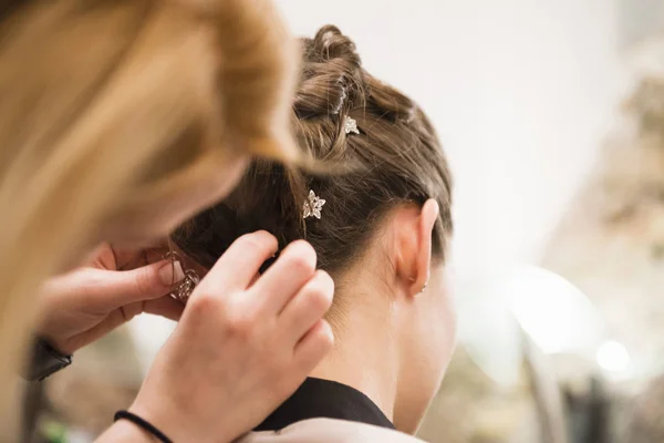 Primer Plano Mujer Que Coloca Decoración Del Cabello Cabello Novias —  Fotos de Stock