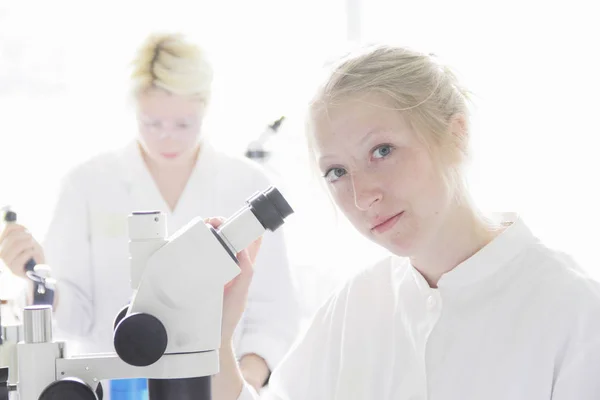 Cientista ao microscópio em laboratório — Fotografia de Stock