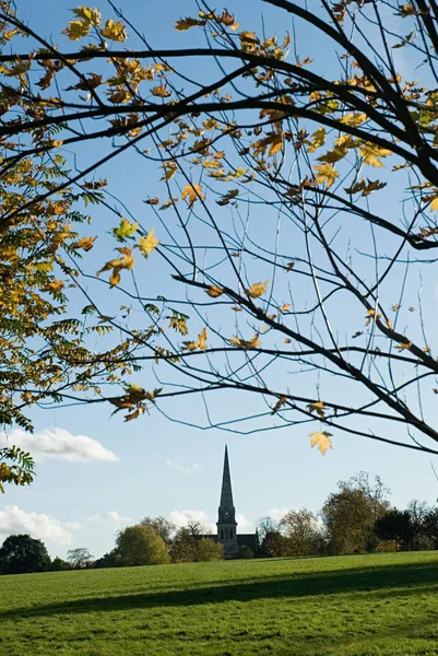 Blick Auf Eine Kirche Bei Blauem Himmel — Stockfoto