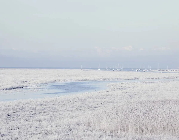 얼어붙은 해안선 과 멀리 떨어져 있는 요트, 셰스 월, 영국, 위랄 — 스톡 사진