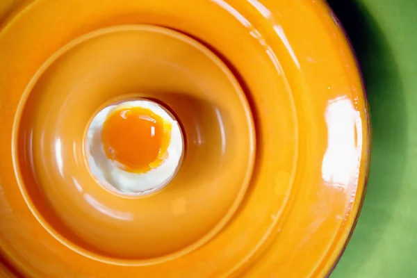 Huevo hervido suave en el plato — Foto de Stock