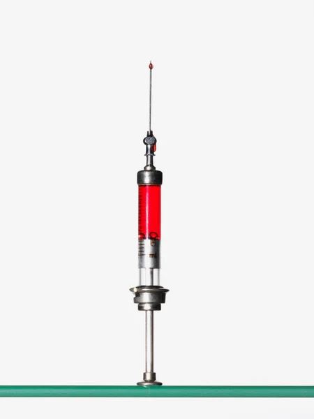 Injekční Stříkačka Obsahující Červenou Tekutinu — Stock fotografie