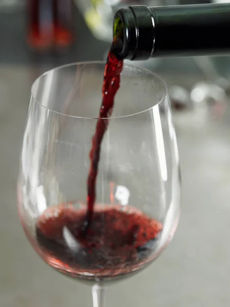 Derramando Vinho Tinto Vidro — Fotografia de Stock