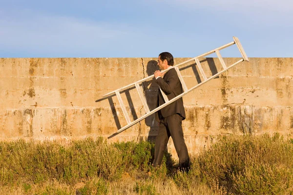 Empresário Escapa Por Cima Parede — Fotografia de Stock