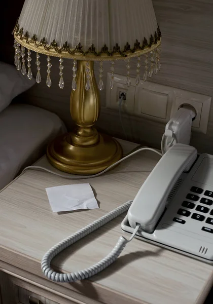 Σταθερό Τηλέφωνο Και Κενό Σημείωμα Στο Κομοδίνο Του Δωματίου Ξενοδοχείου — Φωτογραφία Αρχείου