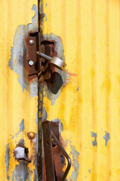 Portão Metal Laranja Bloqueado — Fotografia de Stock