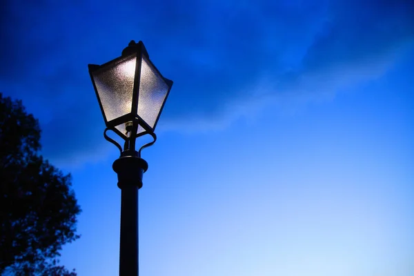 Verlicht Straatlicht Boven Blauwe Lucht — Stockfoto