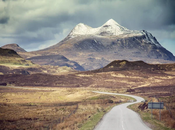 Estrada vazia em direção à montanha, perspectiva decrescente, Assynt, Escócia — Fotografia de Stock