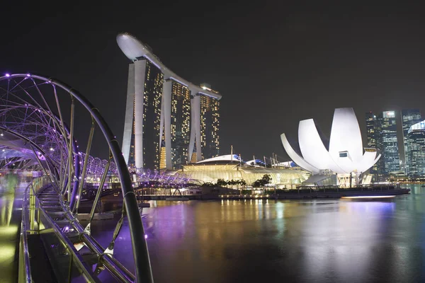 Night view of helix bridge and marina sands bay hotel, Singapore — Stock Photo, Image