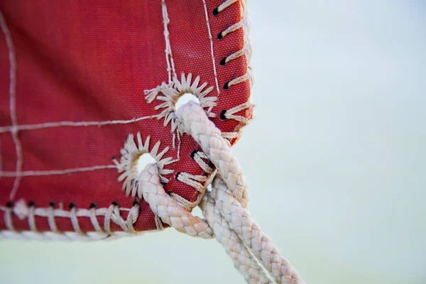 Zeilen en knopen van touw op zeilboot, close-up — Stockfoto