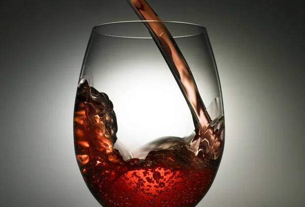 Close up de vinho derramando em vidro — Fotografia de Stock
