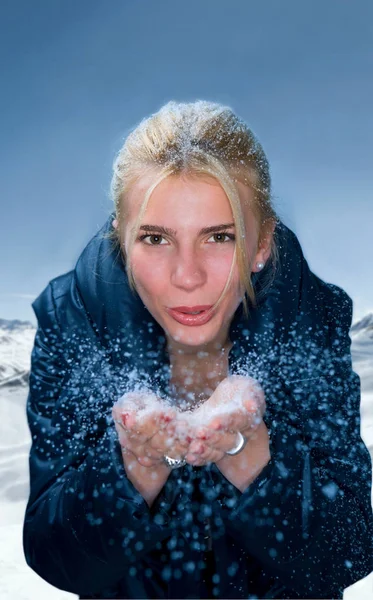 Mujer Joven Sopla Nieve Las Manos — Foto de Stock