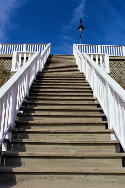 Escaliers Bois Sur Ciel Bleu — Photo