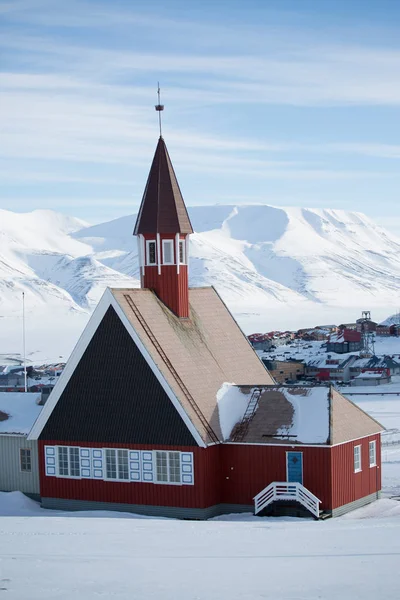 Vista da igreja tradicional, Longyearbyen, Svalbard, Noruega — Fotografia de Stock