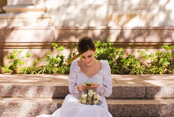 Невеста Проверяет Мобильный Телефон Свадьбе — стоковое фото