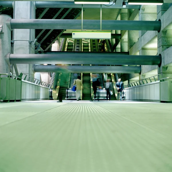 Commuters in large subway station — Stock Photo, Image