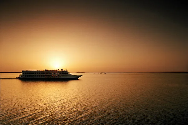 Navio Cruzeiro Contra Pôr Sol Rio Nilo Egito — Fotografia de Stock