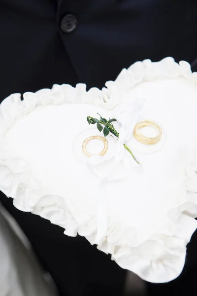 Close Wedding Rings Pillow — Stock Photo, Image