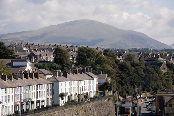 Caernarfon med Snowdonia i bakgrunden, Wales — Stockfoto