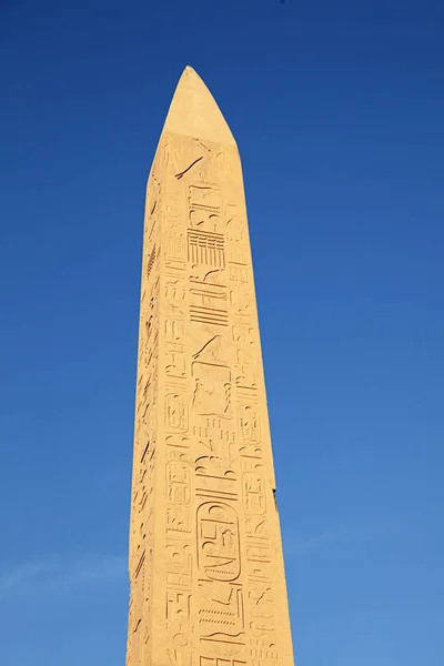 Karnak tapınağında dikilitaş — Stok fotoğraf