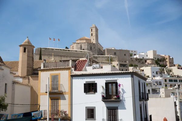 Utsikt över historiska backen byggnad i gamla stan, Ibiza, Spanien — Stockfoto