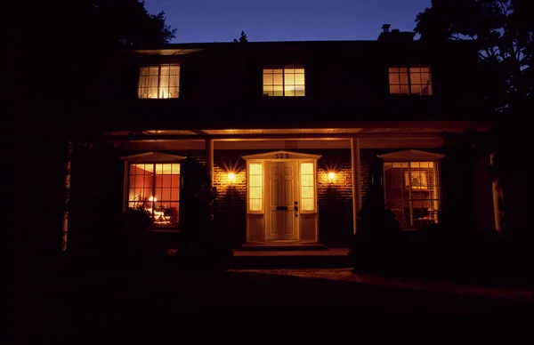 Casa de lujo iluminada por la noche — Foto de Stock