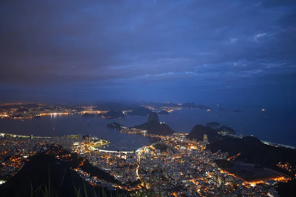 Cukrová bochník hora a přístav v noci, Rio De Janeiro, Brazílie — Stock fotografie