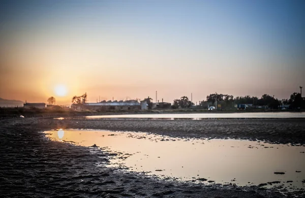 Sonne, die sich im Wasserbecken spiegelt, Sonnenuntergang, cagliari, sardinien, italien — Stockfoto