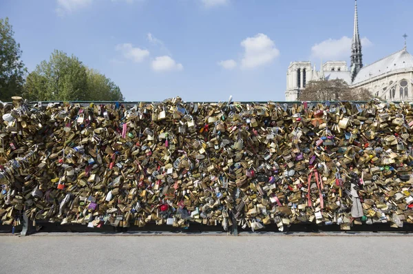 Overvloed aan liefdessluizen op de pont de l 'archeveche, voor de Notre Dame, Parijs, Frankrijk — Stockfoto