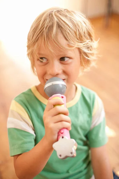 Sonriente Niño Jugando Con Micrófono Juguete — Foto de Stock