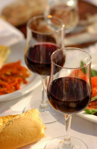 Copas de vino en la mesa — Foto de Stock