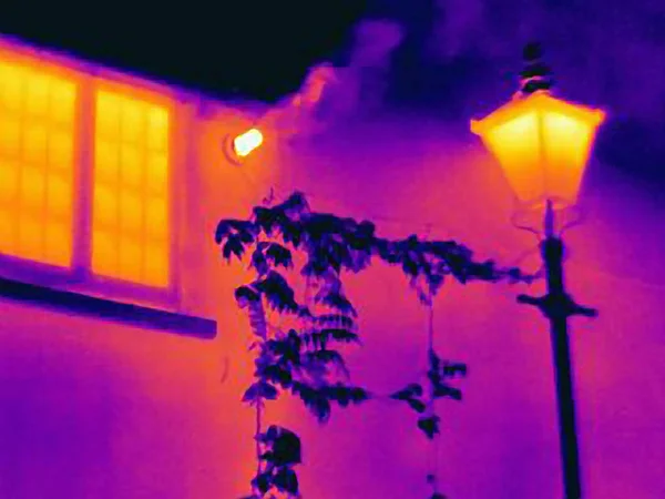 Тепловое изображение уличного фонаря и окна — стоковое фото