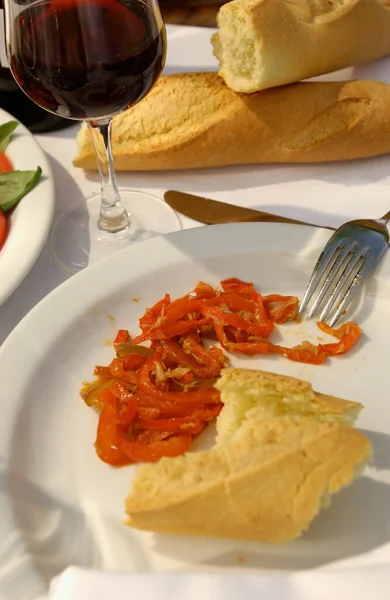 Перец и хлеб на тарелке — стоковое фото
