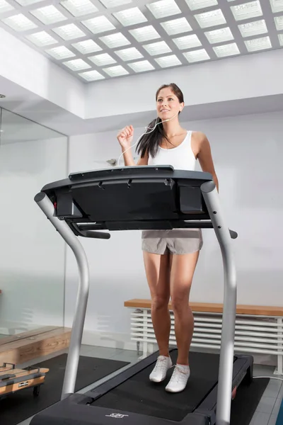 Mujer Sonriente Haciendo Ejercicio Cinta — Foto de Stock