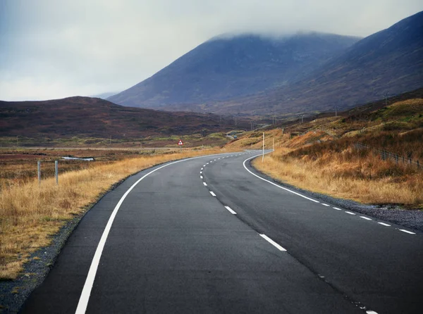 Landelijke weg, Assynt, Schotland, Verenigd Koninkrijk — Stockfoto