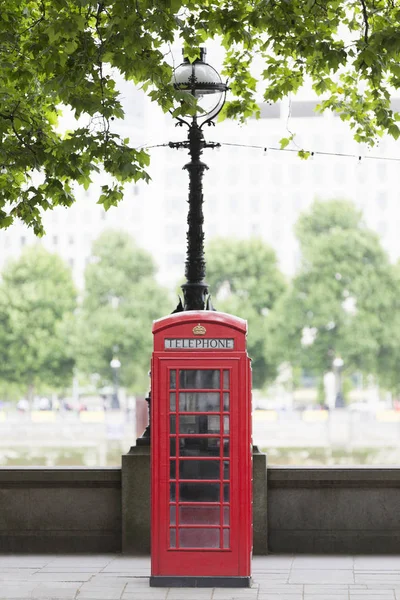 Tradycyjna czerwona budka telefoniczna na Embankment, Londyn, Wielka Brytania — Zdjęcie stockowe