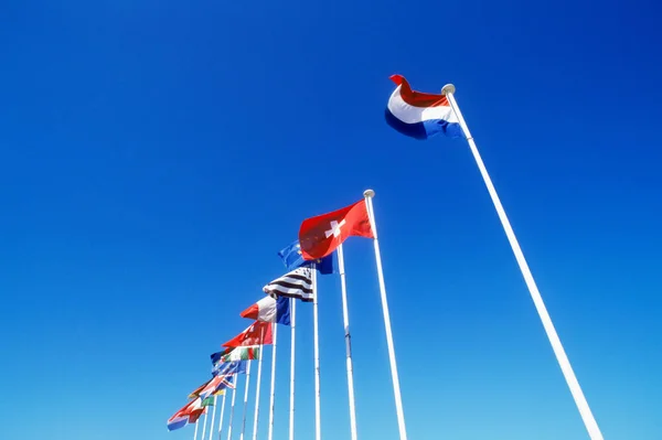 Internationale Vlaggen Boven Blauwe Lucht — Stockfoto