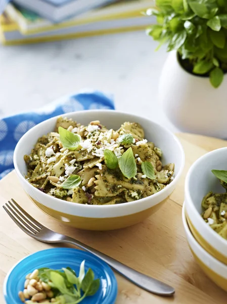 Cuenco Pasta Farfalle Con Guarnición Hierbas — Foto de Stock