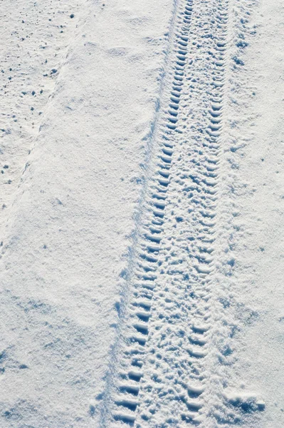 Piste de pneus dans la neige — Photo
